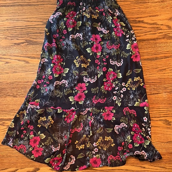 ROZ & ALI FAUX WRAP HI/LOW BLACK FLORAL SKIRT - Picture 2 of 4